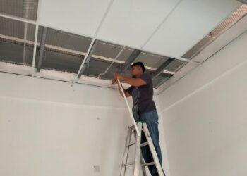 PENIAGA melakukan kerja-kerja ubah suai kedai di Pasar Kedai Payang 1, Kuala Terengganu, semalam. - UTUSAN/KAMALIZA KAMARUDDIN