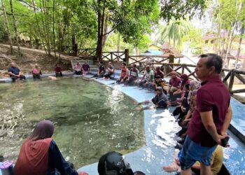 RAZALI Idris (berdiri) melawat kolam air panas, La Hot Spring di Besut, baru-baru ini.
