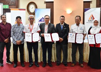 MOHD. Zamri Ibrahim (tengah) menunjukkan MoU antara UMTJ dengan Sabasun dan Penentu untuk melaksanakan projek ternakan ikan tilapia menggunakan teknologi Rapid Biofloc di UMT, Kuala Nerus, kelmarin. - UTUSAN/KAMALIZA KAMARUDDIN
