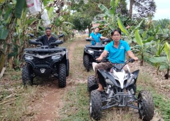MENUNGGANG kenderaan serba rupa bumi (ATV) antara tarikan di Kampung Permatang Duku, Benut, di Pontian. - UTUSAN/MUHAMMAD ZIKRI