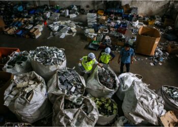 SEBAHAGIAN daripada sisa elektronik yang diproses di sebuah kilang secara haram di kawasan perindustrian, Sungai Petani, Kedah. – UTUSAN/SHAHIR NOORDIN