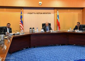 HAJIJI Noor (tengah) semasa mempengerusikan Mesyuarat Jawatankuasa Kerja Keselamatan Negeri Sabah di Kota Kinabalu hari ini