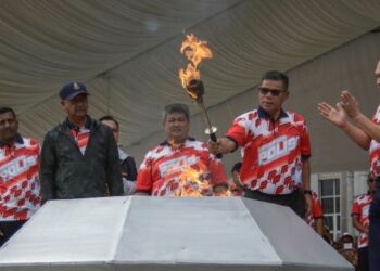 SAIFUDDIN Nasution Ismail menyempurnakan program Larian Hari Polis 'Community Safety Run' di Dataran Putrajaya hari ini. - UTUSAN/FAISOL MUSTAFA