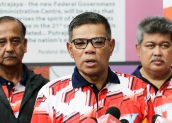 SAIFUDDIN Nasution Ismail berucap pada program Larian Hari Polis 'Community Safety Run' di Dataran Putrajaya pagi tadi. - UTUSAN/FAISOL MUSTAFA