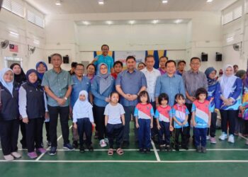 SHAHELMEY Yahya (depan-enam kiri) merakam gambar kenangan bersama komuniti setempat di PPR Taman Sri Serigai, Putatan hari ini