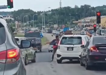 SEORANG pemandu Perodua Myvi hijau dilihat tidak berpuas hati terhadap pemilik Perodua Myvi putih di persimpangan lampu isyarat Segamat-Muadzam, Buloh Kasap, Segamat.