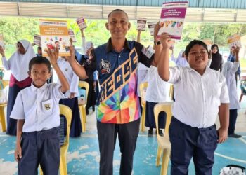ANTARA murid Orang Asli yang berjaya dalam peperiksaan SPM 
baru-baru ini.