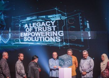 ANWAR Ibrahim ketika menyempurnakan Majlis Perasmian Sambutan 100 Tahun Insolvensi Malaysia di Pusat Konvensyen Antarabangsa, Putrajaya (PICC), kelmarin. – UTUSAN/FAIZ ALIF ZUBIR