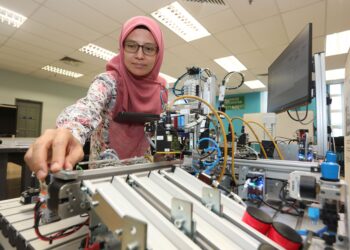KOMPETENSI digital adalah penting bagi pendidik untuk 
meningkatkan kaedah pengajaran, menjadikan pelajaran lebih 
menarik dan interaktif. – UTUSAN