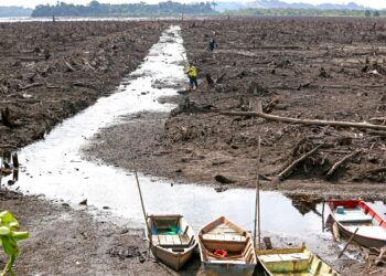 Paras air di Tasik Bukit Merah menyusut kepada paras 6.096 Meter menyebabkan empangan tersebut semakin kering kontang hingga menampakkan dasarnya. FOTO/MUHAMAD NAZREEN SYAH MUSTHAFA