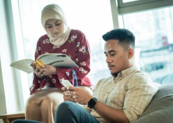 TUGAS suami bukan sekadar memberi nafkah zahir dan batin tetapi mendidik isteri menjadi Muslimah sejati.