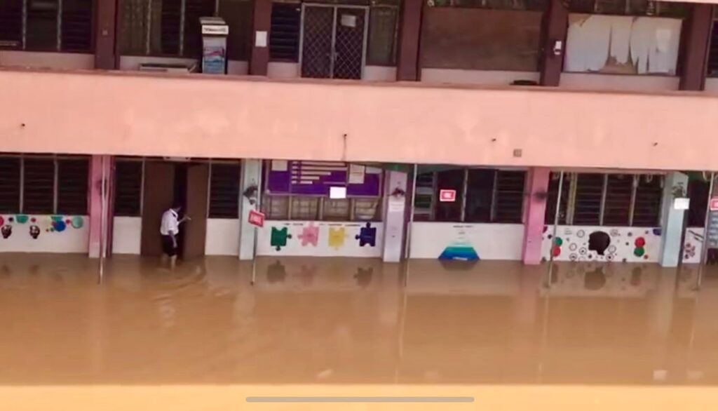 5,077 murid terjejas, 10 sekolah ditutup akibat banjir 5,077 murid terjejas, 10 sekolah ditutup akibat banjir