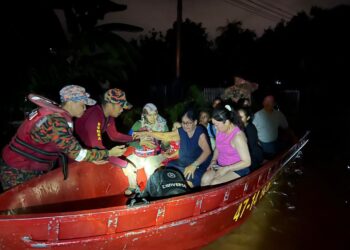 ANGGOTA bomba menjalankan kerja-kerja pemindahan mangsa banjir di Penampang-IHSAN BOMBA