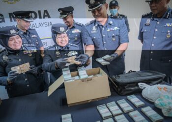 NORLELA menunjukkan matawang lebih RM600,000 dirampas dalam cubaan keluar negara ini di KLIA. - UTUSAN/FAIZ ALIF ZUBIR