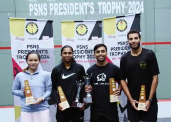 SEHVEETRRAA (dua dari kiri) dan Darren (dua dari kanan) bersama hadiah kemenangan masing-masing selepas muncul juara pada Kejohanan Trofi Presiden PSNS di Seremban, Negeri Sembilan, semalam. - Gambar Ihsan PSNS