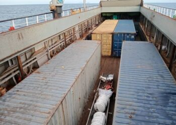MARITIM Kelantan menahan sebuah kapal kargo yang membawa empat buah kontena mengandungi rokok
selepas bersauh tanpa kebenaran diperairan Kelantan pada Jumaat.