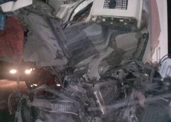 BAHAGIAN hadapan treler yang remuk teruk sehingga mengorbankan pemandunya dalam kemalangan di Kilometer 62, Lebuhraya Utara Selatan, Pendang.
