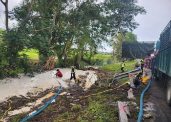 KERJA-kerja menyedut sisa tumpahan susu getah dilakukan oleh pihak kontraktor di lokasi kemalangan sebuah treler yang terbabas di Kilometer 41.2, Lebuhraya Utara Selatan, Hutan Kampung di Alor Setar.