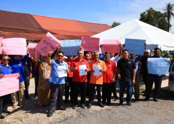 SEBAHAGIAN pemimpin parti gabungan Kerajaan Perpaduan dan Pengerusi serta Setiausaha Jawatankuasa Pembangunan Kemajuan, Keselamatan Penduduk Persekutuan (JPKKP) Parlimen Machang turut membuat laporan secara serentak berkait fitnah yang dilemparkan oleh Wan Ahmad Fayhsal Wan Kamal kepada mereka di IPD Machang, Kelantan hari ini-UTUSAN/KAMARUYL BISMI KAMARUZAMAN.