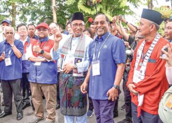 PENGANALISIS dan pemerhati politik akan mengawasi dengan teliti setiap gerak -geri Zambry Abd. Kadir (dua dari kanan) dan impak kepimpinannya terhadap kempen Pilihan Raya Kecil (PRK) Sungai Bakap.
– FB ZAMBRY ABD. KADIR