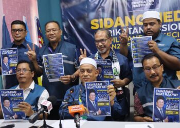 ABIDIN Ismail (duduk, kiri) Bersama Muhammad Fauzi Yusoff (duduk, tengah) dan barisan kepimpinan PN Pulau Pinang Ketika majlis pengumuman manifesto 'Tawaran Buat Rakyat' sempena PRK Sungai Bakap oleh PN, hari ini.-UTUSAN/IQBAL HAMDAN