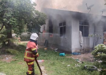 ANGGOTA bomba bertungkus lumus memadamkan kebakaran rumah di Kampung Chandan, Pasir Mas, Kelantan hari ini-IHSAN BOMBA.