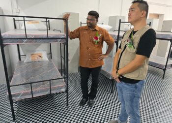 S. VEERAPAN (kanan) ketika melawat tempat penginapan pekerja asing pada Majlis Perasmian CLQ GDB Seremban 2, Seremban