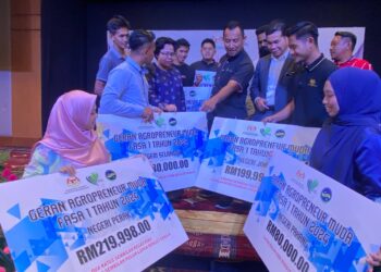 LOKMAN Hakim Ali (tengah) bersama antara penerima Geran Agropreneur Muda (GAM) pada Majlis Penutupan Program Pemadanan Belia Tani Bersama Industri Subsektor Agromakanan Jabatan Pertanian 2024 di Seremban hari ini.-UTUSAN/NOR SHAFAWATI YUP.