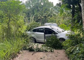 KEADAAN kereta suspek yang terbabas semasa melarikan diri dari anggota penguat kuasa KPDN Kelantan di Kampung Bunohan, Tumpat, Kelantan semalam.