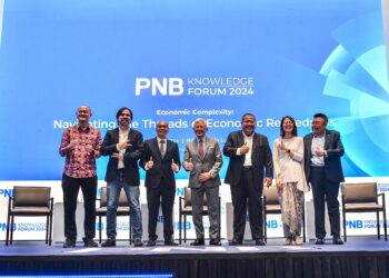 Sesi bergambar bersama Pengerusi Kumpulan PNB, Raja Tan Sri Arshad Raja Tun Uda (tengah) dan barisan panel pada PNB Knowledge Forum 2024 di Hilton Kuala Lumpur hari ini. UTUSAN/SYAKIR RADIN