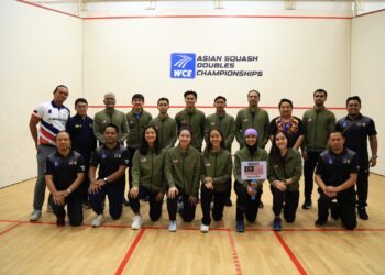 BARISAN pemain Malaysia sempat bergambar bersama jurulatih sebelum Kejohanan Skuasy Beregu Asia bermula di Arena Emas, Skudai Johor, hari ini. - IHSAN SRAM