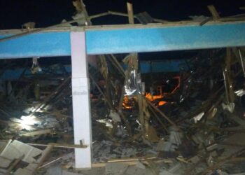 KEADAAN siling kantin SMK Kuala Lanar yang runtuh di Lipis, Pahang.