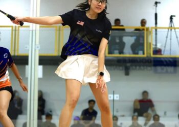 AIRA Azman tidak berdepan masalah untuk mencari keserasian dengan kakaknya, Aifa dalam aksi beregu wanita  pada Kejohanan Skuasy Beregu Asia 2024 di Arena Emas, Skudai, Johor, hari ini. - IHSAN SRAM
