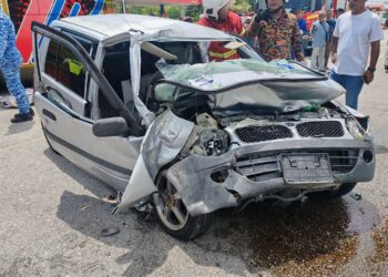 KEADAAN kereta yang dinaiki pasangan warga emas selepas bertembung dengan sebuah bas ekspres di Kilometer 3.7, Jalan Machang-Tanah Merah dekat Pusat Pemulihan Akhlak Machang, Kelantan hari ini