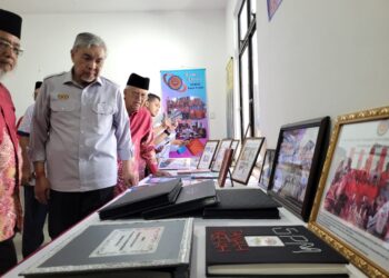 AHMAD Zahid Hamidi (kiri) dibawa melawat galeri aktiviti 5PMCK di Pejabat Cikgu Pencen dan Balai Lu'Lu' Jalan Pintasan Pasir Mas di Pasir Pas, Kelantan hari ini. UTUSAN/MUSTAQIM MOHAMED