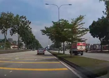 TANGKAP layar rakaman video tular yang memaparkan sebuah lori penghantaran barang yang dipandu melawan arus dalam kejadian di Jalan Persiaran S2/3, Seremban 2, Seremban semalam.