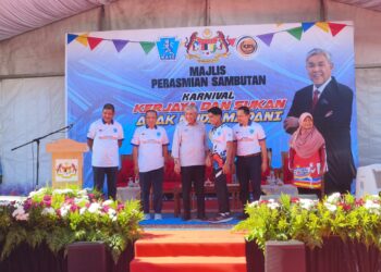 AHMAD Zahid Hamidi (tiga kiri) semasa merasmikan Sambutan Karnival Kerjaya dan Sukan Anak Muda Madani 1.0 di Padang Sekolah Sultan Ibrahim 1, Pasir Mas, Kelantan hari ini-UTUSAN/YATIMIN ABDULLAH