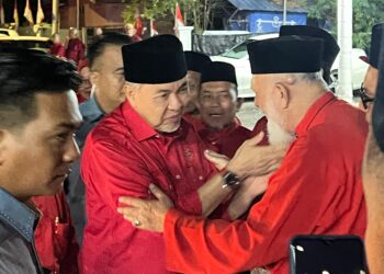 AHMAD Zahid Hamidi (kiri) bersalam dengan veteran UMNO yang hadir ke Mesyuarat Perwakilan UMNO di Dewan UMNO Uthmaniyyah Pulau Lima, Pasir Puteh, Kelantan-UTUSAN/TOREK SULONG.
