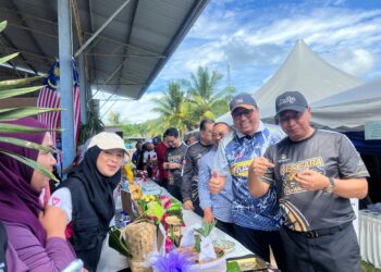 MOHD. Syahbuddin Hashim (dua dari kanan) bersama Che Roslan Che Daud (kanan) melawat gerai kuih muih sempena program Kembara Ini Warisan Kita di Kampung Batu Papan, Gua Musang, Kelantan.-UTUSAN/AIMUNI TUAN LAH.