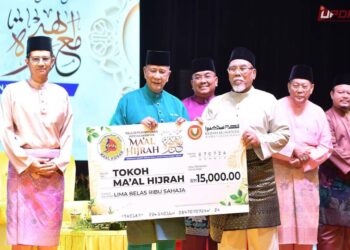 SULTAN Sallehuddin Sultan Badlishah menyampaikan anugerah Tokoh Maal Hijrah kepada Datuk Taib Azamudden Md. Taib ketika Majlis Perhimpunan Sambutan Maal Hijrah Peringkat Negeri Kedah 1446H di Dewan Seri Negeri, Wisma Darul Aman di Alor Setar. - IHSAN UPDA