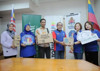 Wakil Tohtonku menyampaikan sumbangan kepada pihak komuniti yang turut mendapat kerjasama Dewan Bandaraya Kuala Lumpur (DBKL).