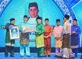 JUHAR Mahiruddin (dua kiri) menyampaikan Anugerah Tokoh Maal Hijrah kepada Syed Abas Syed Ali sambil disaksikan oleh Hajiji Noor di Dewan Masyarakat Papar, Sabah hari ini.