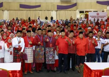 AHMAD Zahid Hamidi (tengah) bersama perwakilan pada Mesyuarat UMNO Bahagian Kuala Kangsar di Dewan Jubli Perak Kuala Kangsar hari ini. - UTUSAN/MUHAMAD NAZREEN SYAH MUSTHAFA