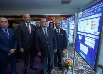 AARON Ago Dagang melawat pameran selepas merasmikan Seminar Antarabangsa Rekod Digital dan Kebolehterimaan Undang-undang 2024 di Putrajaya. - UTUSAN/FAISOL MUSTAFA