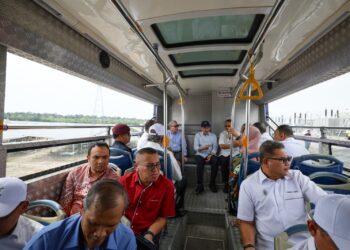 ANWAR Ibrahim (tengah) melawat tapak projek pada Majlis Peluncuran Loji Janakuasa Solar Hibrid di Cypark Solar Merchang, Marang, hari ini. - UTUSAN/PUQTRA HAIRRY ROSLI