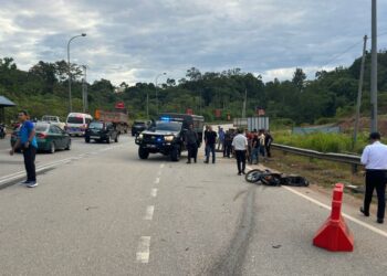 ANGGOTA polis sedang memeriksa motosikal dan lokasi kejadian kemalangan yang mengorbankan seorang pelajar di Kilometer 20, Jalan Lipis-Merapoh berdekatan Kampung Gua, Lipis, semalam. - FOTO/IPD LIPIS