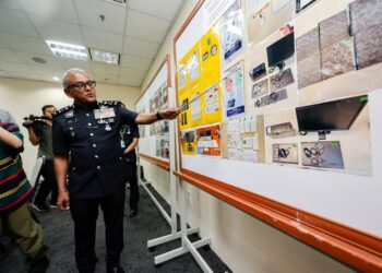 Pengarah Jabatan Siasatan Jenayah Komersial (JSJK), Datuk Seri Ramli Mohamed Yoosuf pada sidang akhbar kejayaan JSJK memberkas beberapa kes, di Menara KPJ, di sini hari ini. Foto: SHIDDIEQIIN ZON