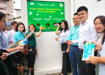 LIM Siew Khim (empat dari kanan) ketika merasmikan stesen kitar semula di Pusat Transit Gelandangan Pulau Pinang di Georgetown, Pulau Pinang.