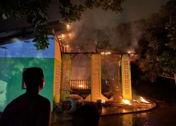 SEORANG warga emas ditemukan maut selepas rumahnya terbakar dipercayai terkena panahan petir di Kampung Bukit, Wakaf Bharu, Tumpat, Kelantan malam tadi-IHSAN PENDUDUK.