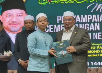 Datuk Dr. Mohamed Fadzli Hassan pada Majlis Penyampaian Anugerah Kecemerlangan Peperiksaan 2023 Kerajaan Negeri Kelantan di Dewan Besar Yayasan Islam Kelantan (YIK) di Tunjong, di sini hari ini.
